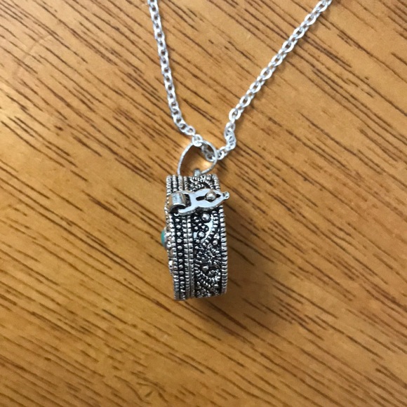 Locket Style Necklace - Picture 4 of 5